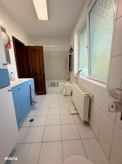 Apartament cu 4 camere semidecomandat în Ghiroda