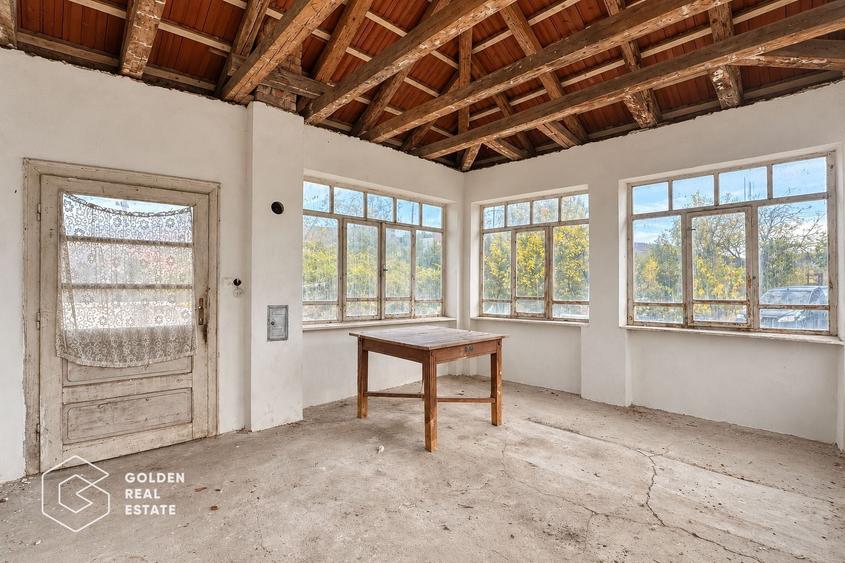 Casă individuală cu 4 camere cu Teren 1555 Mp în Central