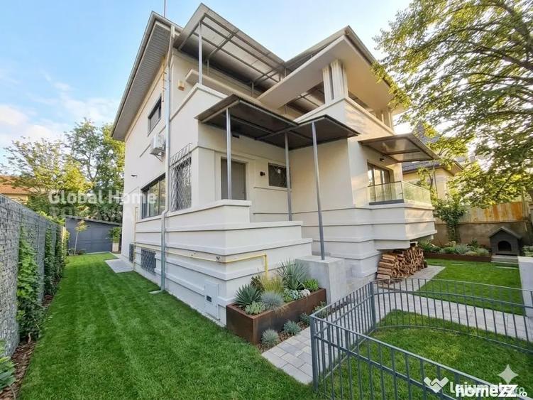 Casă cu 7 camere cu Teren 566 Mp în Domenii