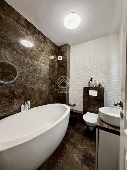 Apartament cu 3 camere semidecomandat în Tăuți