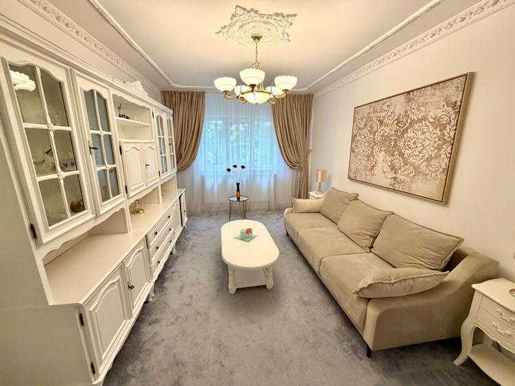 Apartament cu 3 camere decomandat în Exterior Vest