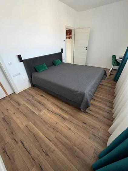 Apartament cu 3 camere semidecomandat în Florești
