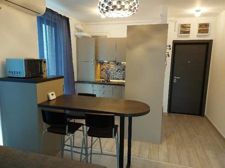 Apartament cu 2 camere semidecomandat, mobilat în Central