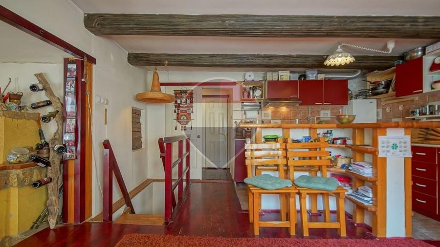 Casă individuală cu 6 camere cu Teren 239 Mp în Central