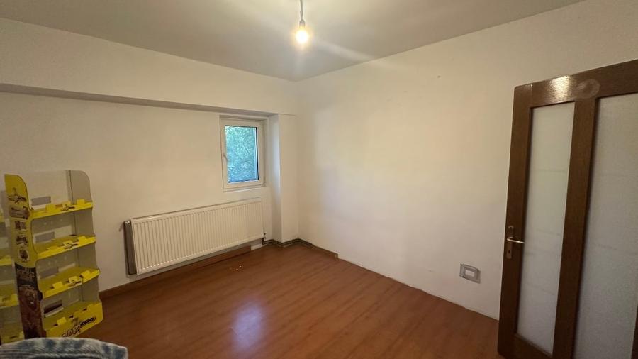 Apartament cu 3 camere nedecomandat în Sud-Est