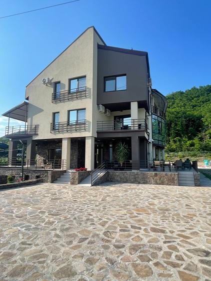 Casă cu 12 camere cu Piscina în Alexandru cel Bun