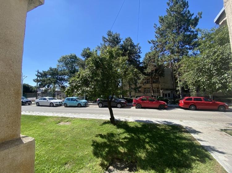 Apartament cu 3 camere decomandat, mobilat în Central