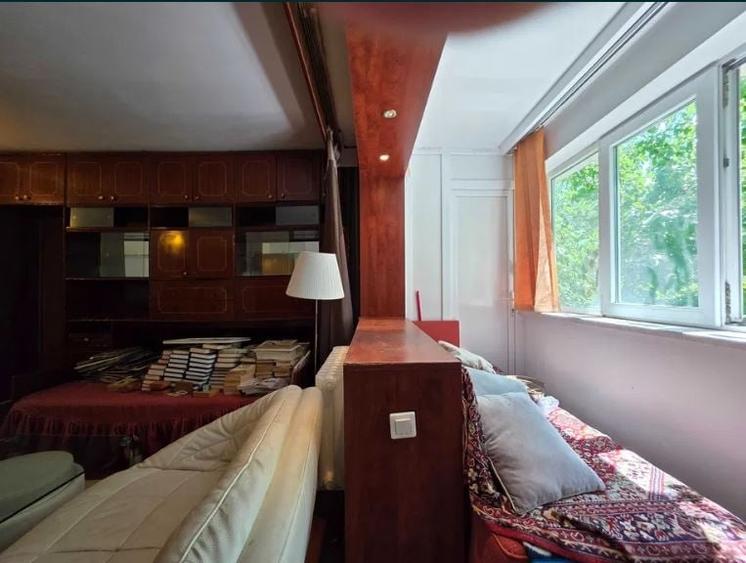 Apartament cu 3 camere semidecomandat în Berceni