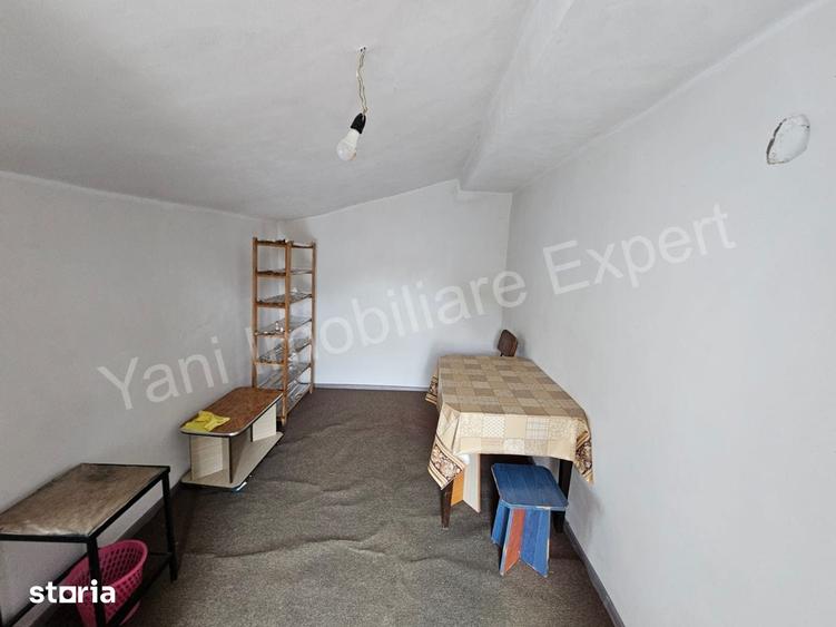 Casă cu 2 camere cu Teren 1589 Mp în Domnești