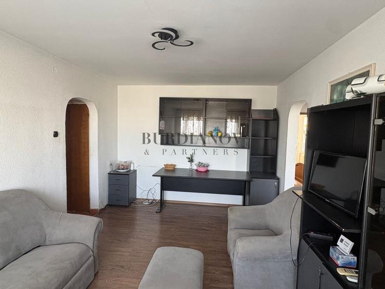Apartament cu 3 camere semidecomandat în Titan