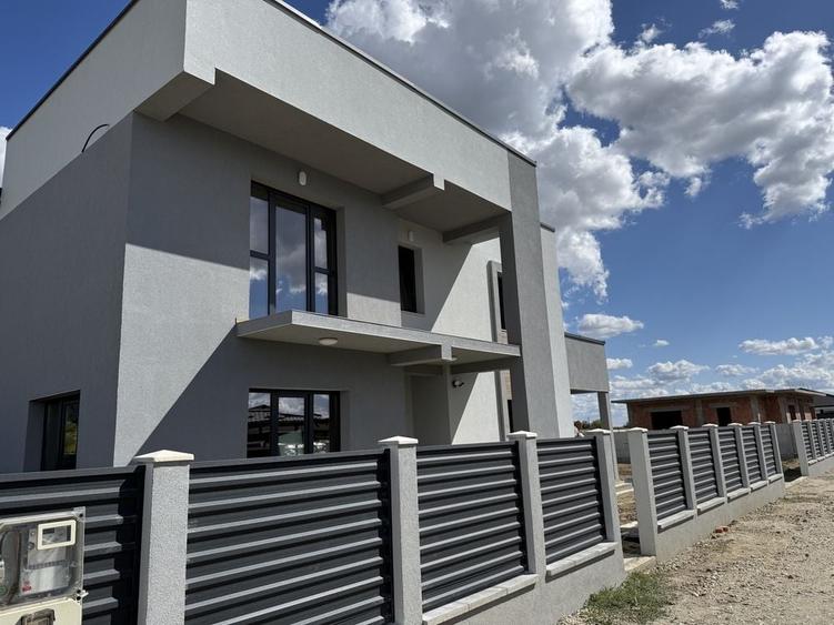 Casă cu 4 camere în Ștefănești