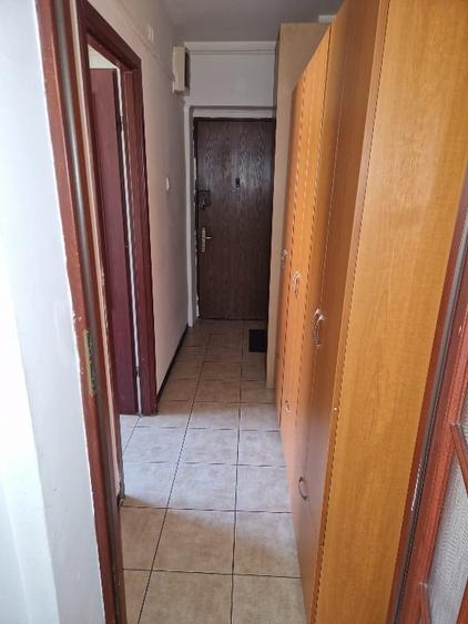 Apartament cu 3 camere semidecomandat în Bucureștii Noi