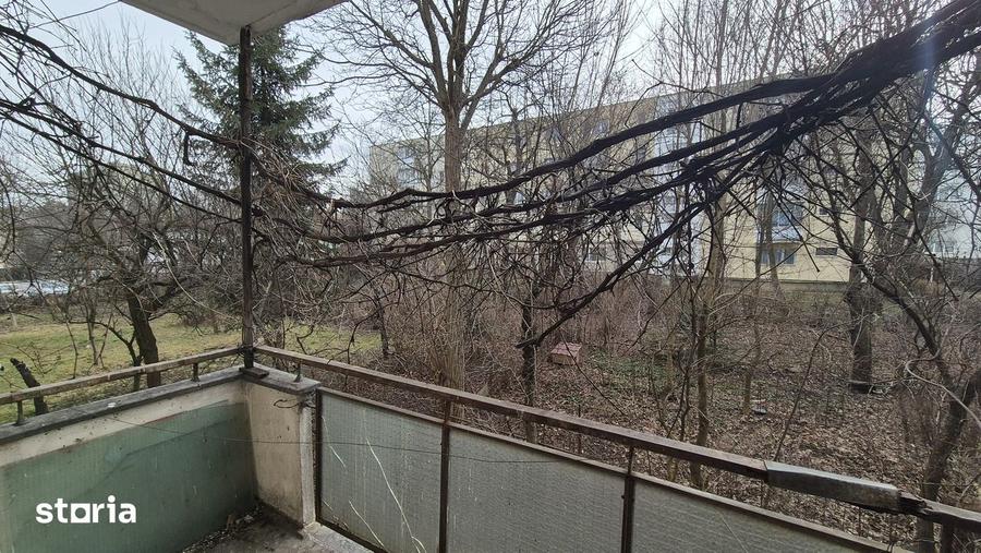 Apartament cu 3 camere semidecomandat în Tractorul