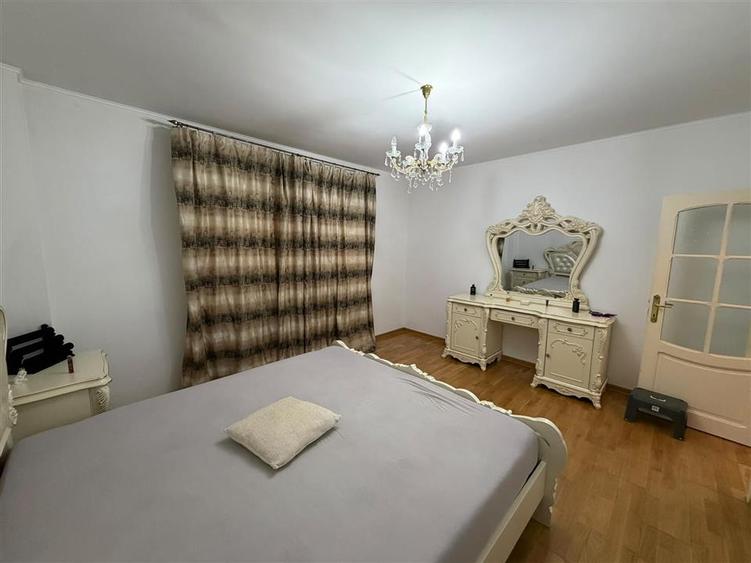 Apartament cu 3 camere decomandat, mobilat în Central