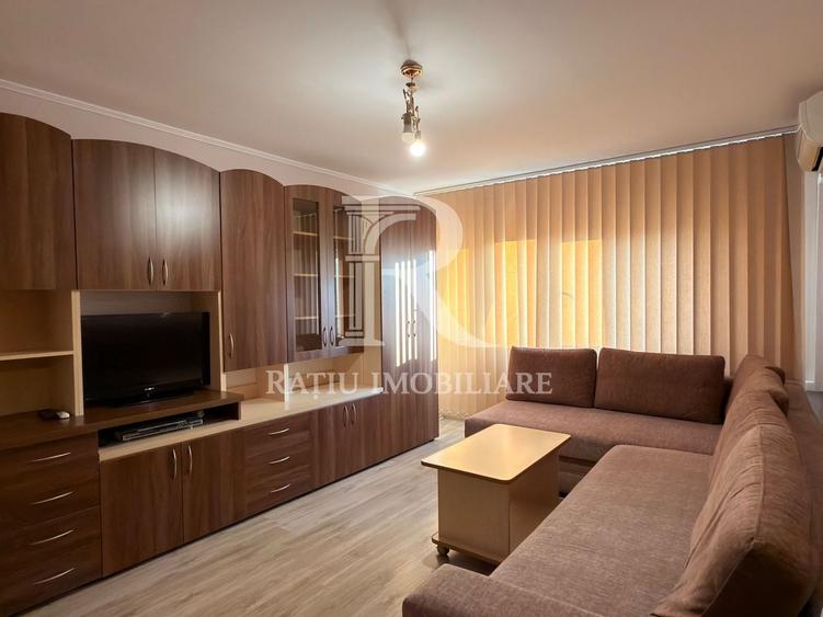 Apartament cu 2 camere semidecomandat, mobilat în Decebal