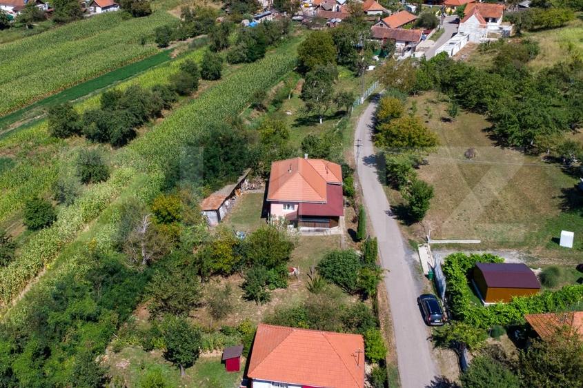 Casă individuală cu 3 camere cu Teren 4000 Mp în Rovina (Brănișca)