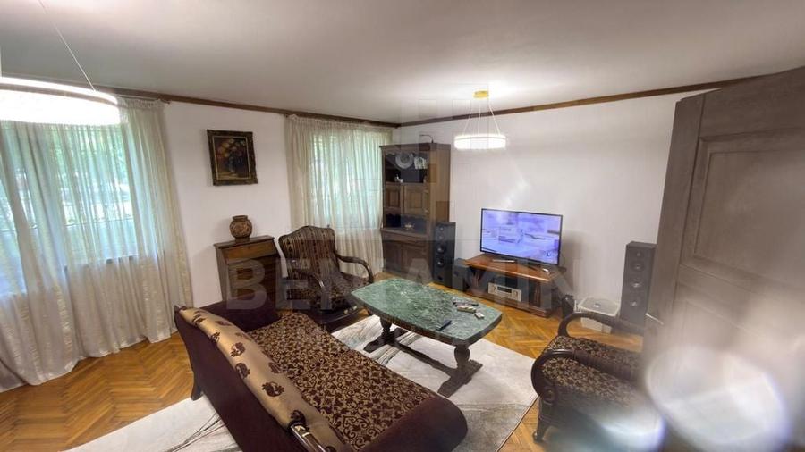 Apartament cu 3 camere decomandat în Calea București
