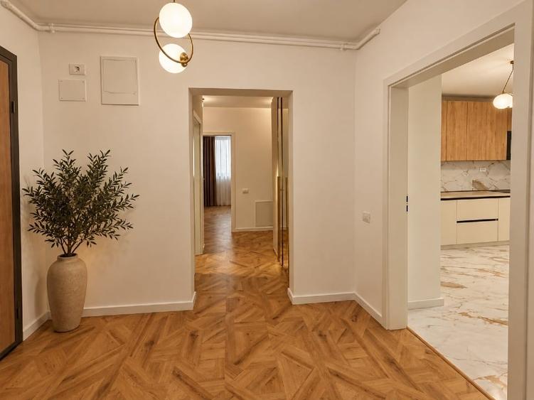 Apartament cu 4 camere decomandat în Faleza Nord