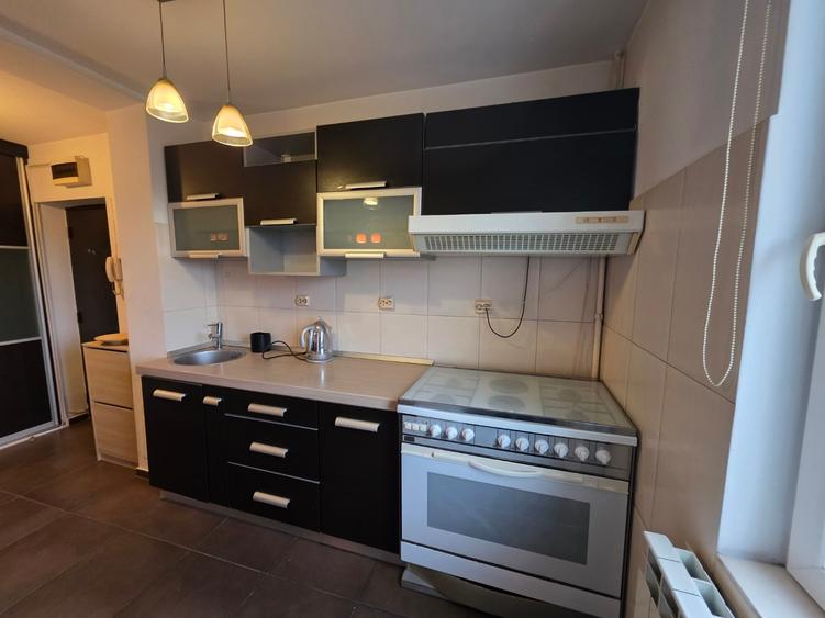 Apartament cu 3 camere semidecomandat, mobilat în Titan