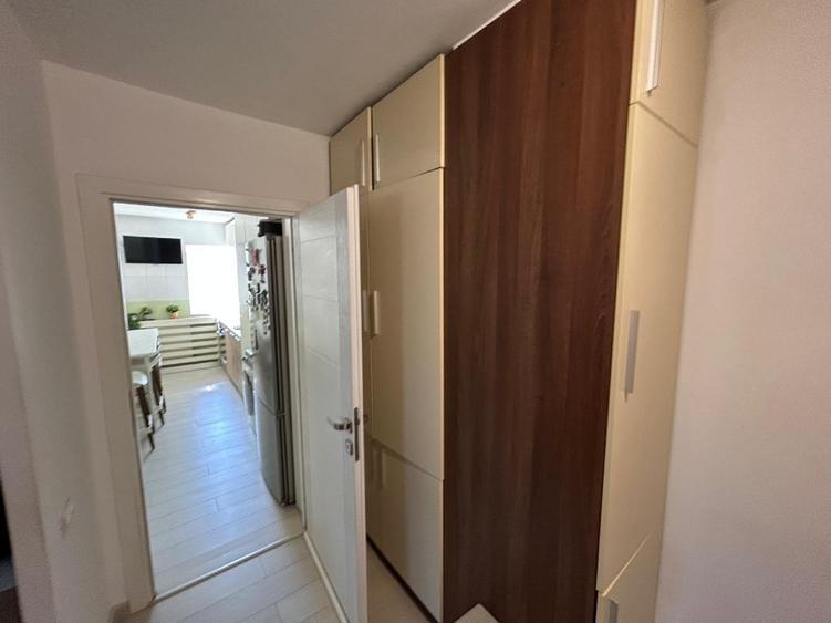 Apartament cu 3 camere semidecomandat în Tineretului