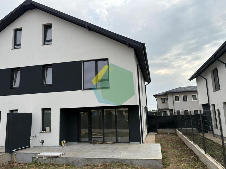 Duplex cu 5 camere cu Canalizare în Central