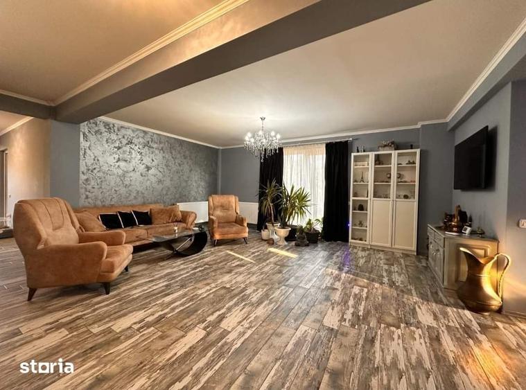 Casă cu 5 camere cu Teren 1400 Mp în Central