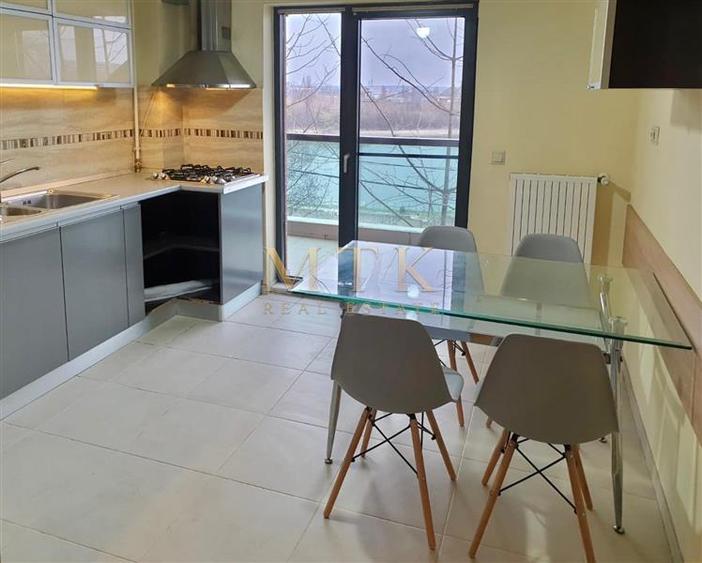 Apartament cu 4 camere decomandat, mobilat în Tei