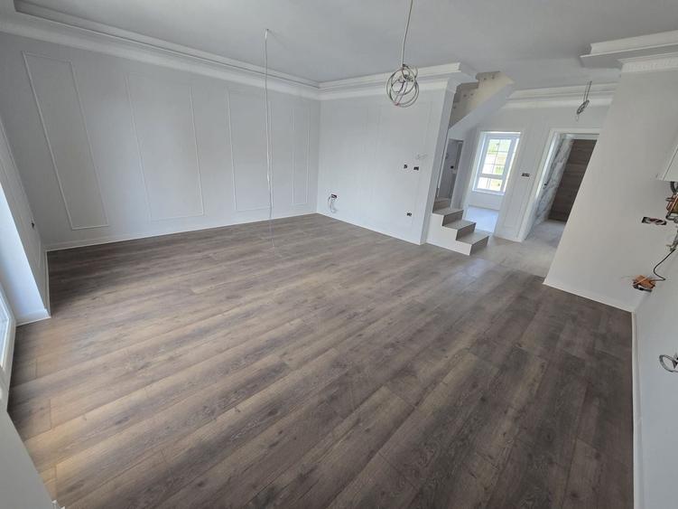 Duplex despartit prin camera tehnica - 4 camere Toate Utilitatile - 4