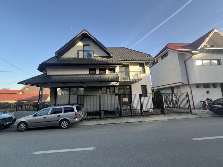 Casa cu spatiu comercial la parter - 1