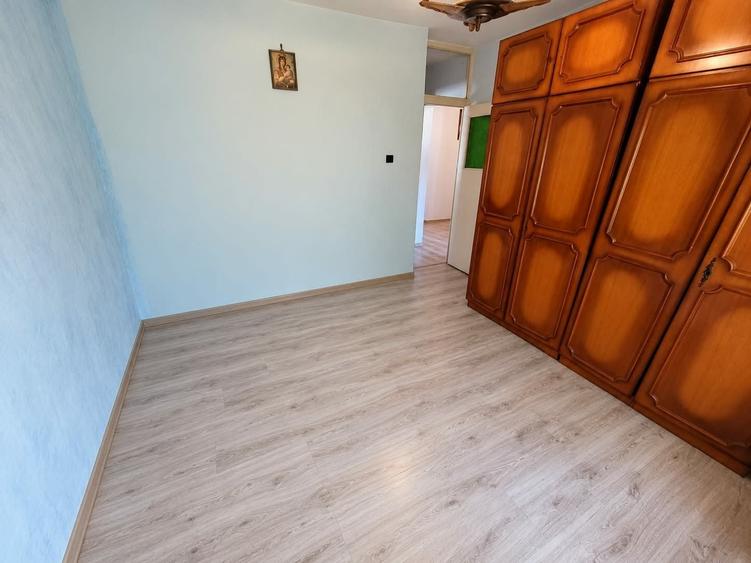 Apartament cu 3 camere decomandat în Exterior Vest