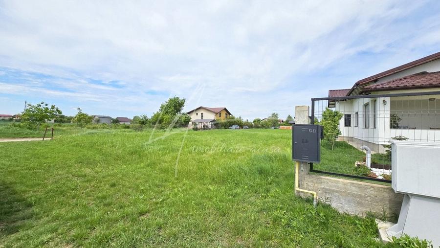 Teren intravilan in zona rezidentiala, la 1 km de A0 si A1 - 1