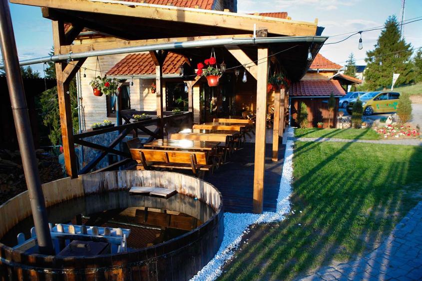 Cabana si Restaurant in Toplita, intre Partia de Schi si Strandul Banffy - 1