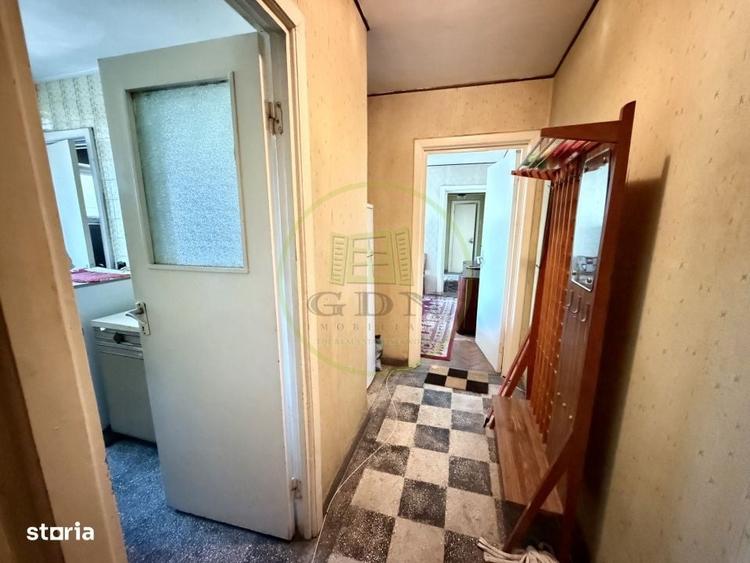 Apartament cu 3 camere semidecomandat, mobilat în Central