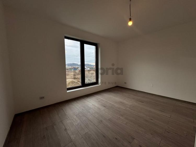 Casa de vanzare | 5 camere • 3 bai • 415 mp teren | Harman - 12