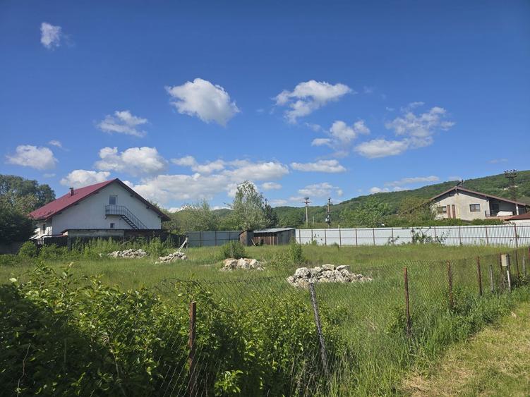 1000 mp teren cu utilitati in Bujoreni, str Trandafirilor - 8