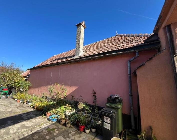 Casă complet renovată, teren 556 mp – Zărnești | 118.000 € - 10