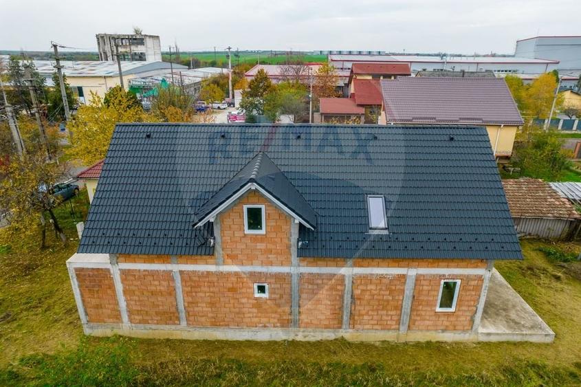 Casa la rosu cu teren generos, 500 mp, situata pe strada Ostasului - 14