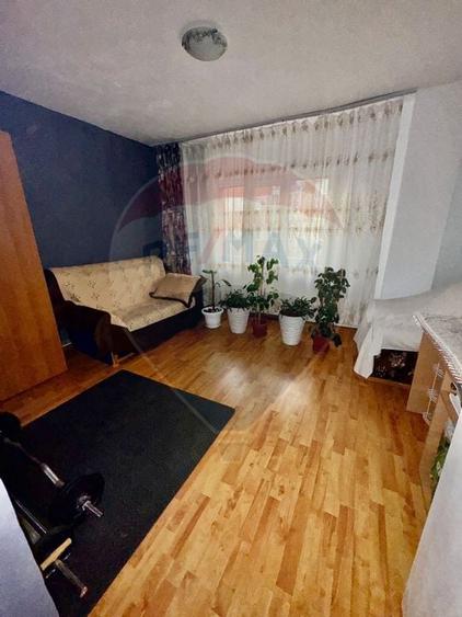 Apartament  cu 3 camere de vanzare 1 Mai - 4