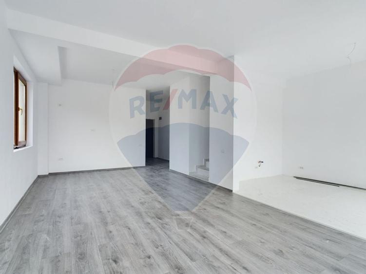 Casa de vanzare + teren 1000 mp - 2