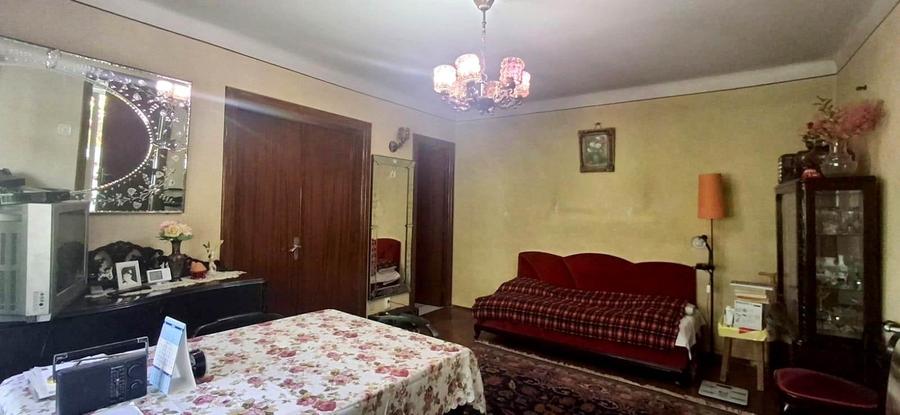 Apartament cu 8 camere semidecomandat în Cotroceni