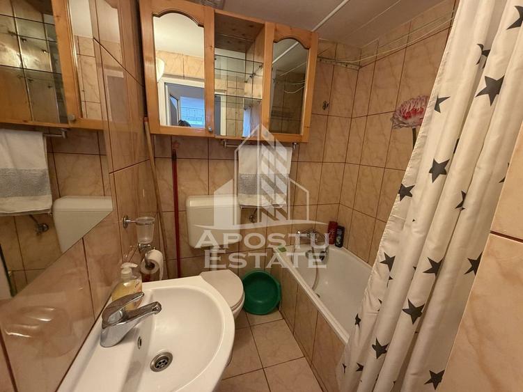 Apartament cu 3 camere semidecomandat, mobilat în Girocului