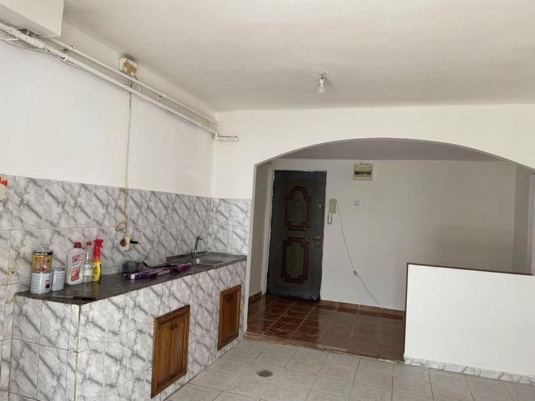 Apartament cu 3 camere decomandat în Milcov