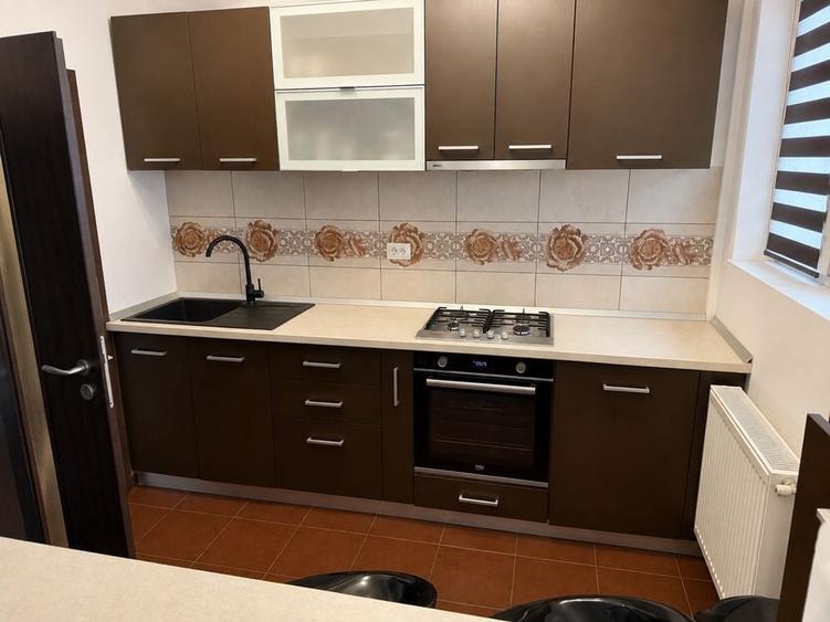 Apartament cu 3 camere decomandat în Roșu