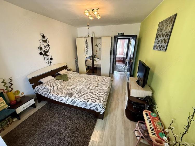 Apartament cu 3 camere semidecomandat în Craiovița Nouă