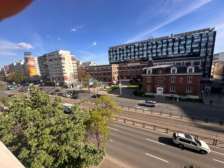 Apartament cu 2 camere semidecomandat în P-ța Victoriei