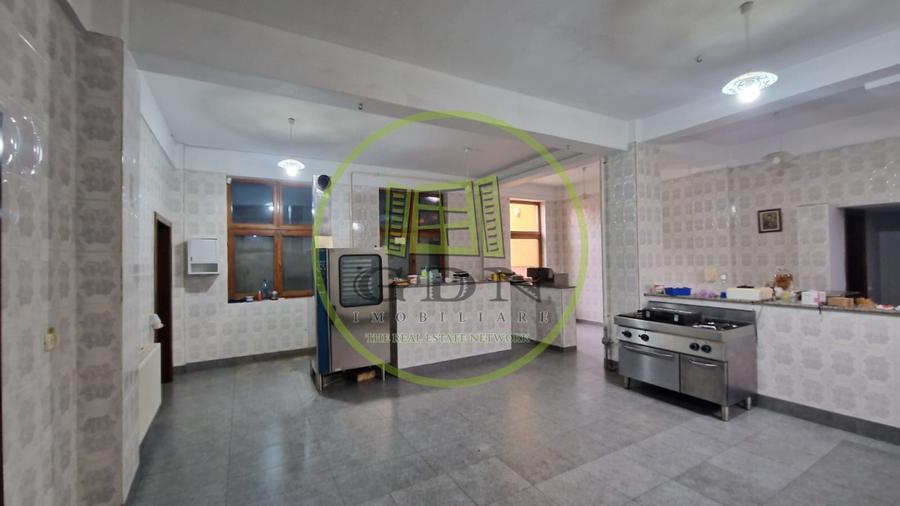 Spațiu comercial, de 800 mp, în Rovine