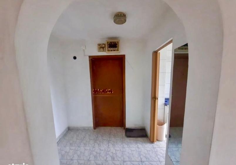 Apartament cu 3 camere semidecomandat în Berceni