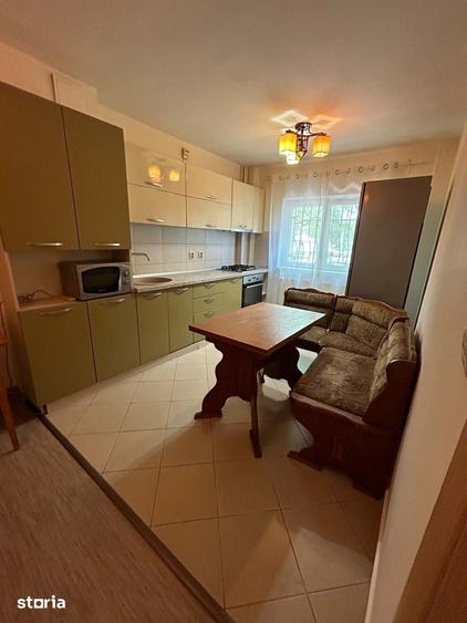 Apartament cu 3 camere semidecomandat în Șerban Vodă
