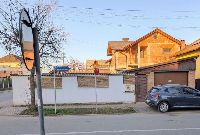 Proprietate de colt 2 intrari din strazi diferite intimitate rara - 1