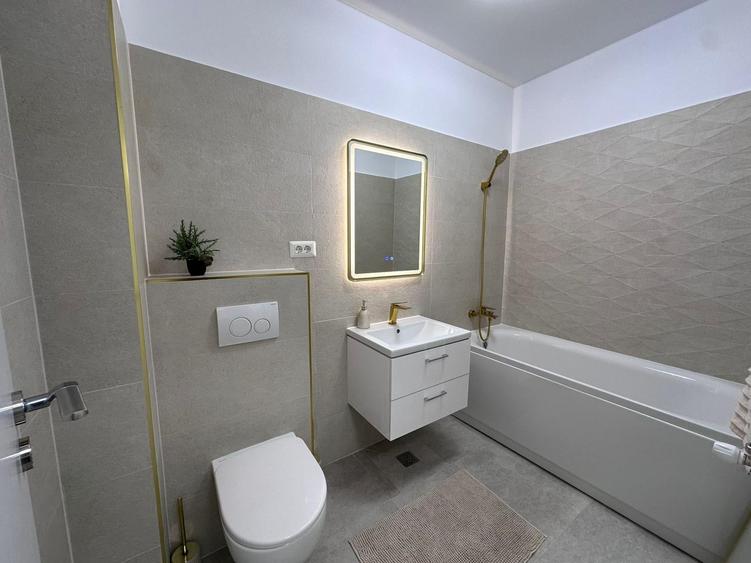 Apartament cu 3 camere semidecomandat în Berceni